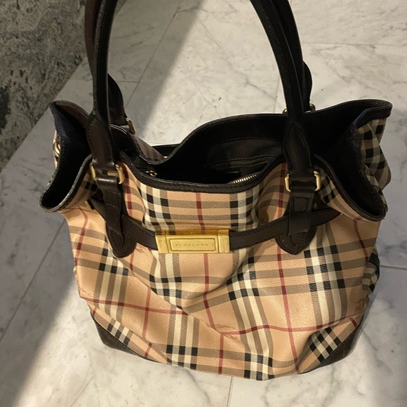 Burberry bag - Picture 1 of 10